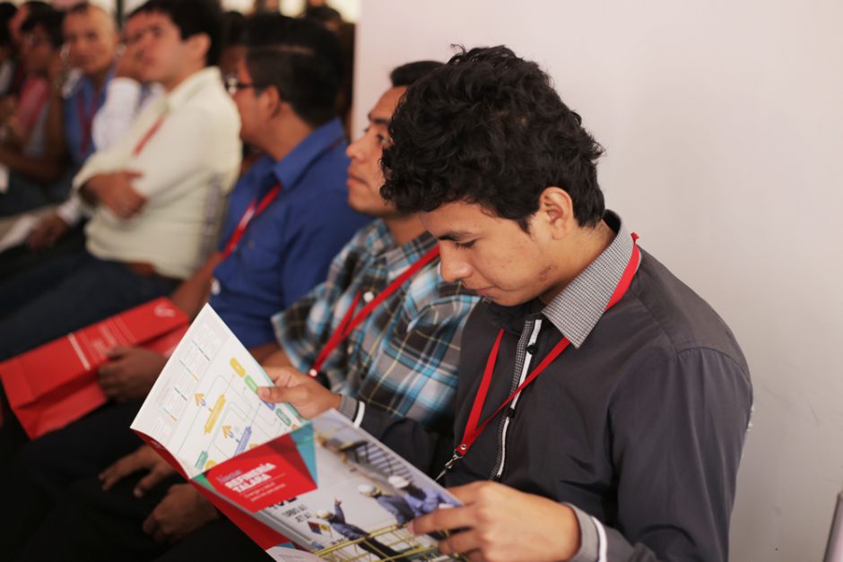 Estudiantes y profesionales participan en simposio sobre nuevas tecnologías