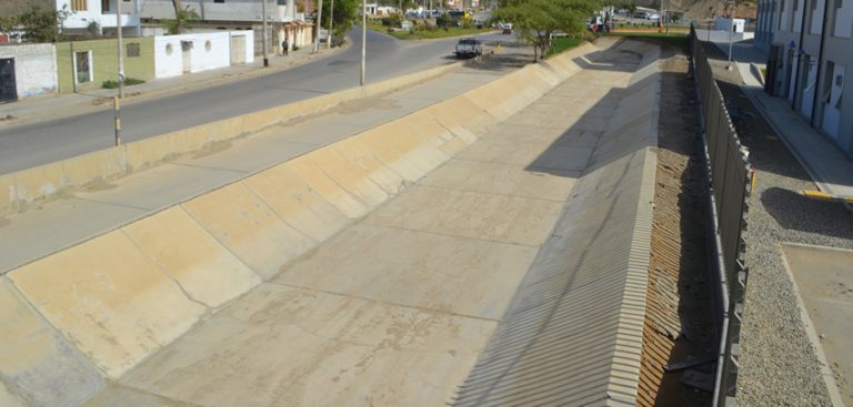 Realizan trabajos de limpieza en canal vía de la Av. G de Talara
