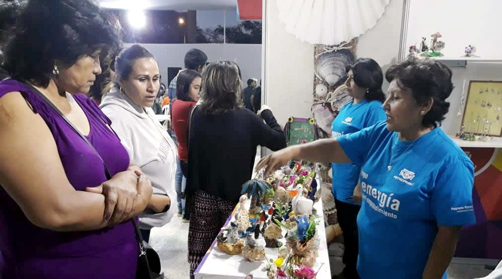 Mujeres talareñas participan en feria de emprendimientos organizada por PETROPERÚ