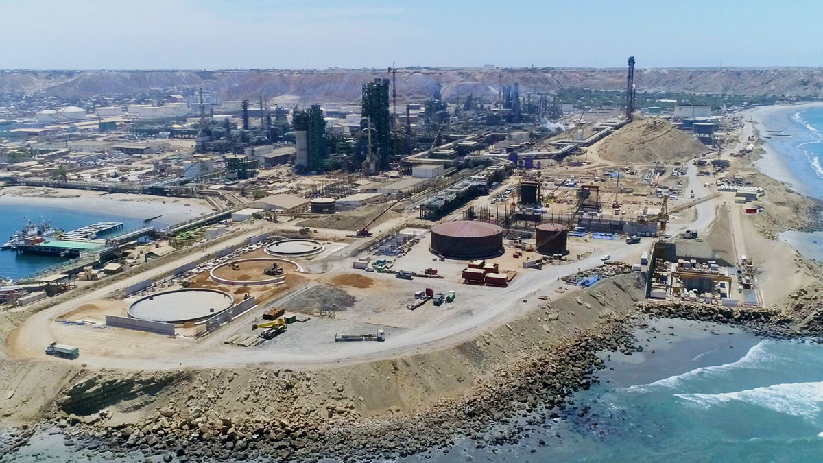 Maquinarias modernas en la construcción de la Nueva Refinería Talara