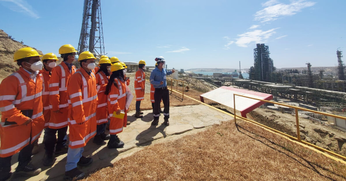 Estudiantes universitarios visitan operaciones de PETROPERÚ en Talara