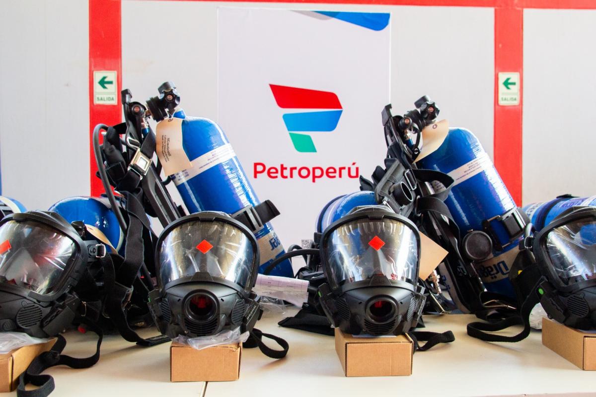Petroperú entrega equipos a bomberos de Talara